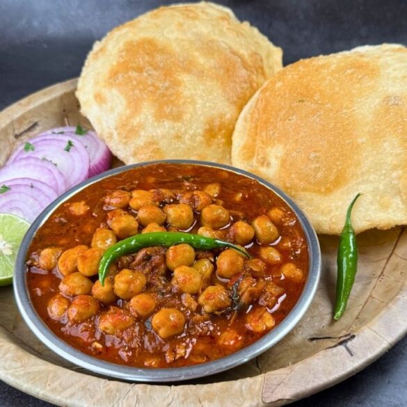 Chole Bhature (3 Bhature)